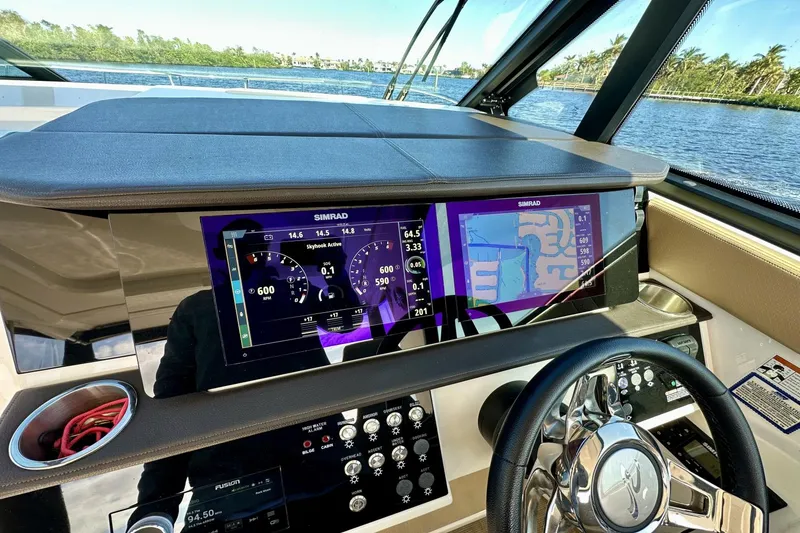 Slide: The Image of Sea Ray 320 Sundancer OB 2022 - 30