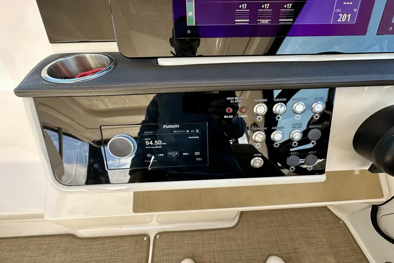 Slide: The Image of Sea Ray 320 Sundancer OB 2022 - 32