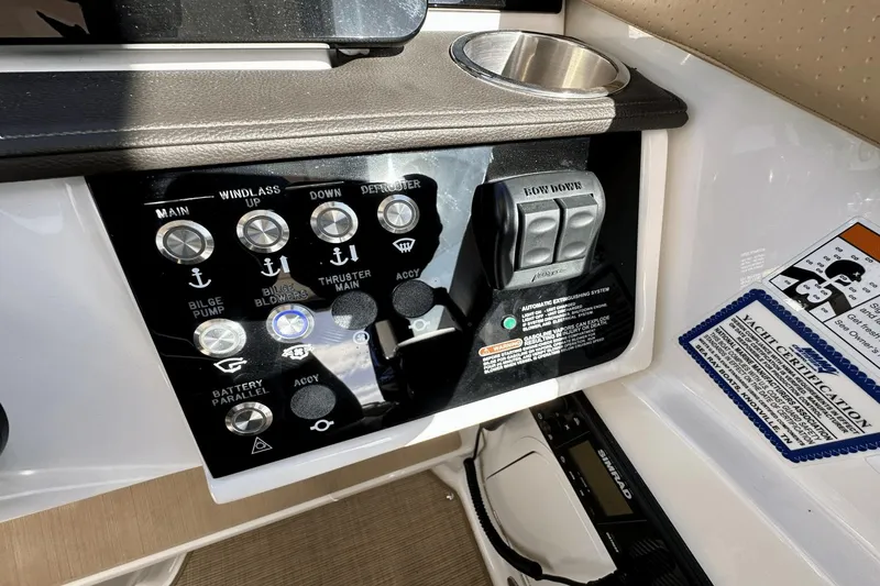 Slide: The Image of Sea Ray 320 Sundancer OB 2022 - 33