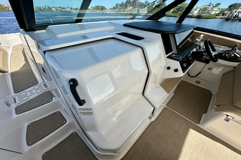 Slide: The Image of Sea Ray 320 Sundancer OB 2022 - 35