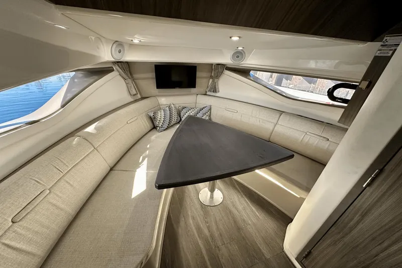 Slide: The Image of Sea Ray 320 Sundancer OB 2022 - 36