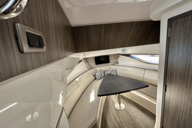 Slide: The Image of Sea Ray 320 Sundancer OB 2022 - 37
