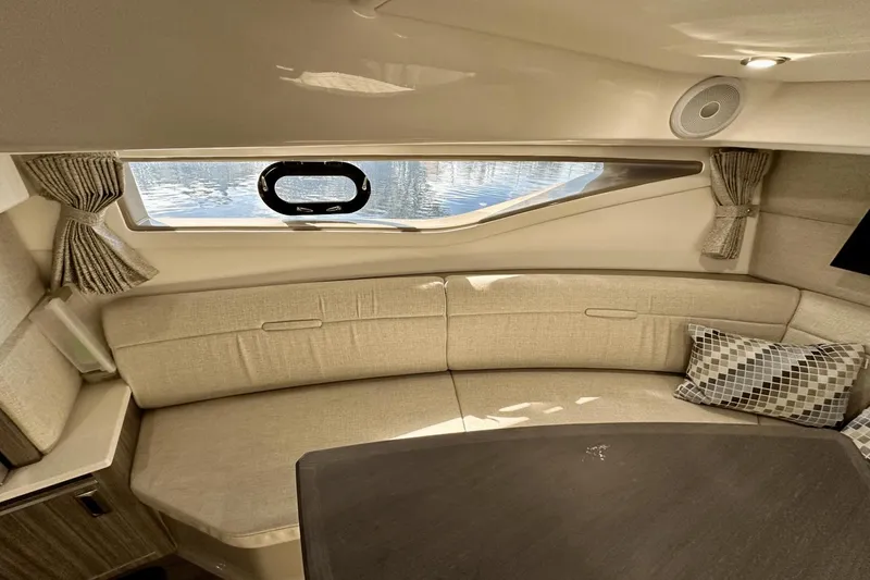Slide: The Image of Sea Ray 320 Sundancer OB 2022 - 38