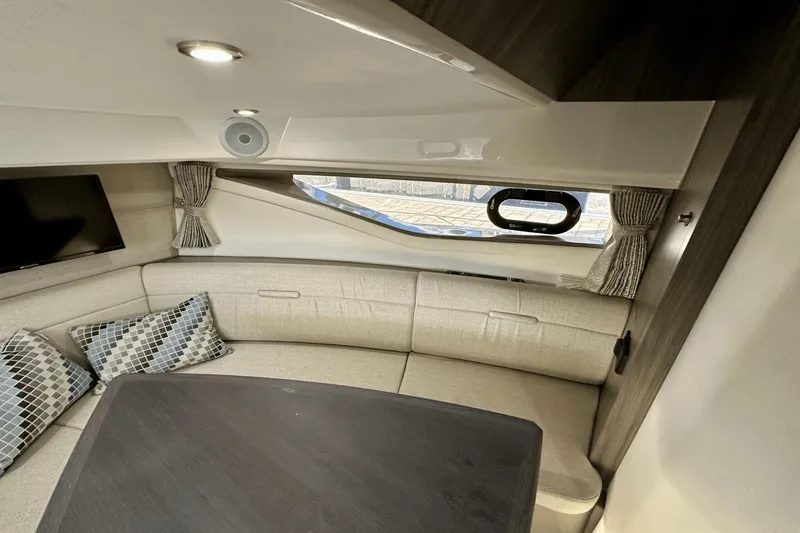 Slide: The Image of Sea Ray 320 Sundancer OB 2022 - 39