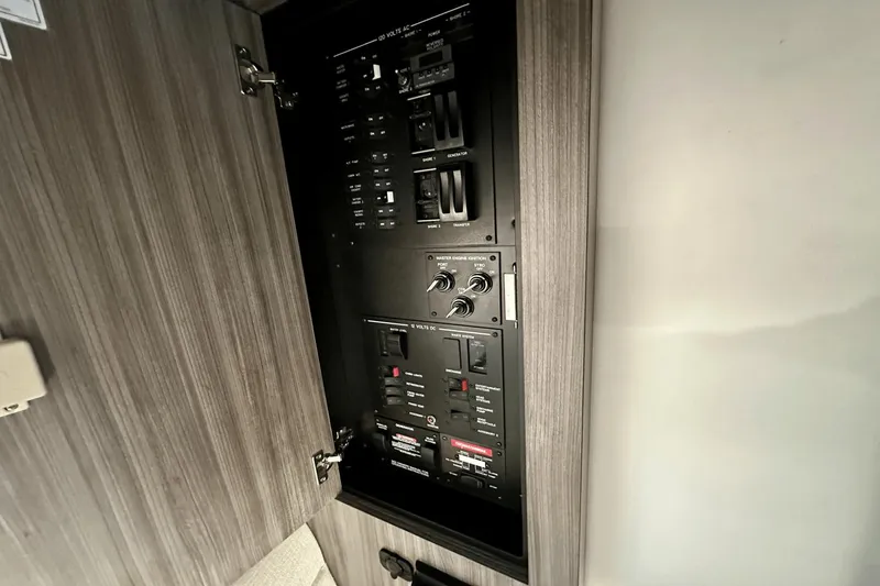 Slide: The Image of Sea Ray 320 Sundancer OB 2022 - 40