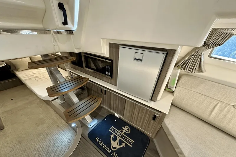 Slide: The Image of Sea Ray 320 Sundancer OB 2022 - 41