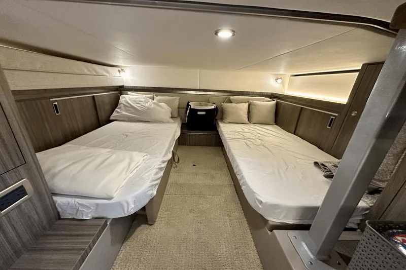 Slide: The Image of Sea Ray 320 Sundancer OB 2022 - 42