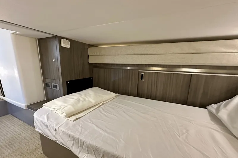 Slide: The Image of Sea Ray 320 Sundancer OB 2022 - 43