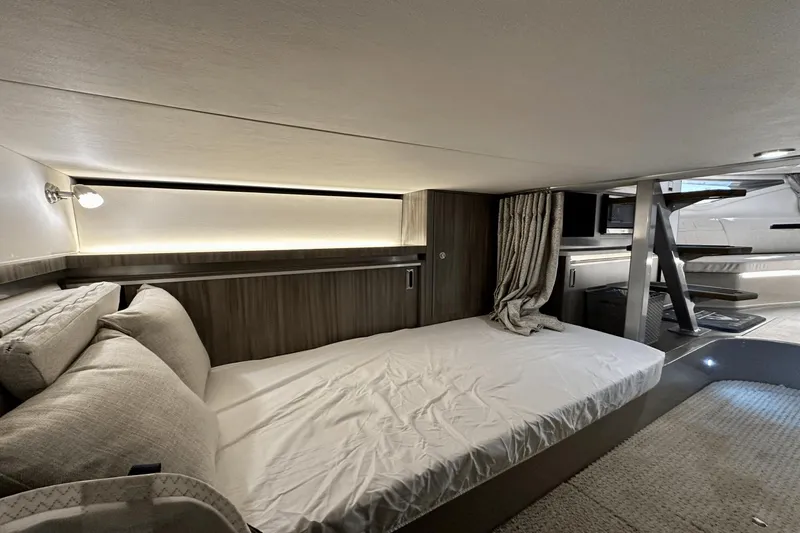 Slide: The Image of Sea Ray 320 Sundancer OB 2022 - 44