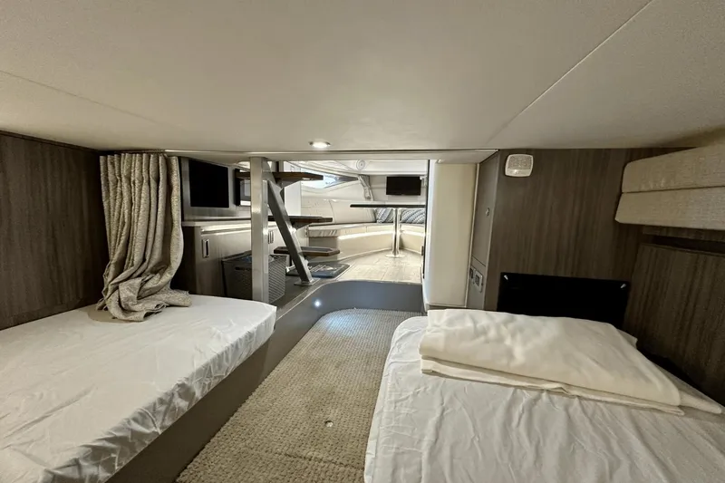 Slide: The Image of Sea Ray 320 Sundancer OB 2022 - 45