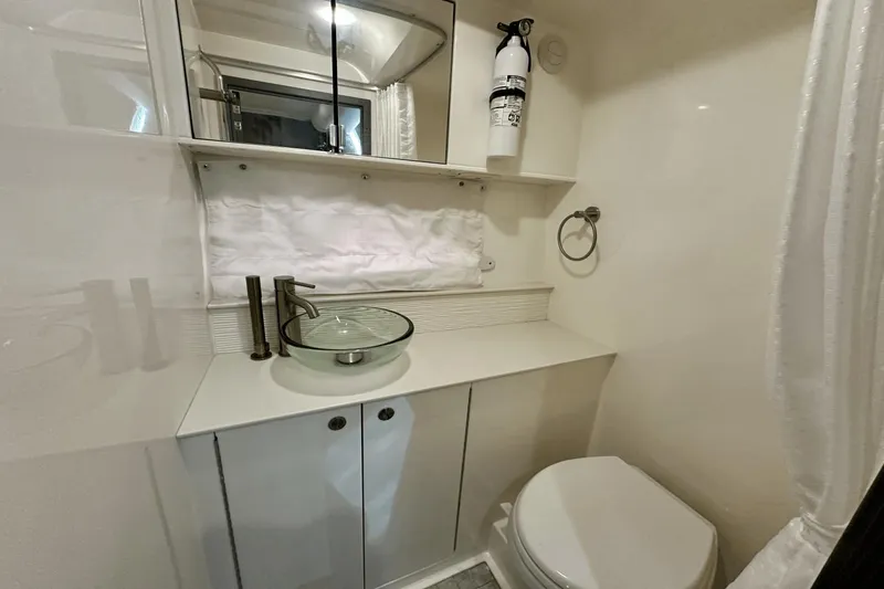 Slide: The Image of Sea Ray 320 Sundancer OB 2022 - 46