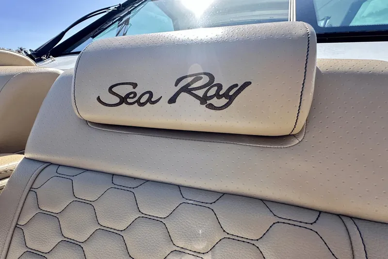 Slide: The Image of Sea Ray 320 Sundancer OB 2022 - 48