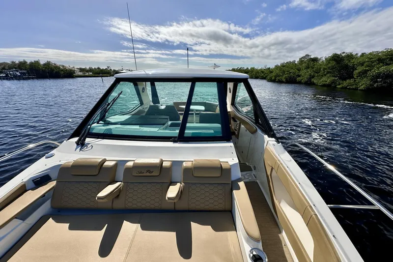 Slide: The Image of Sea Ray 320 Sundancer OB 2022 - 50