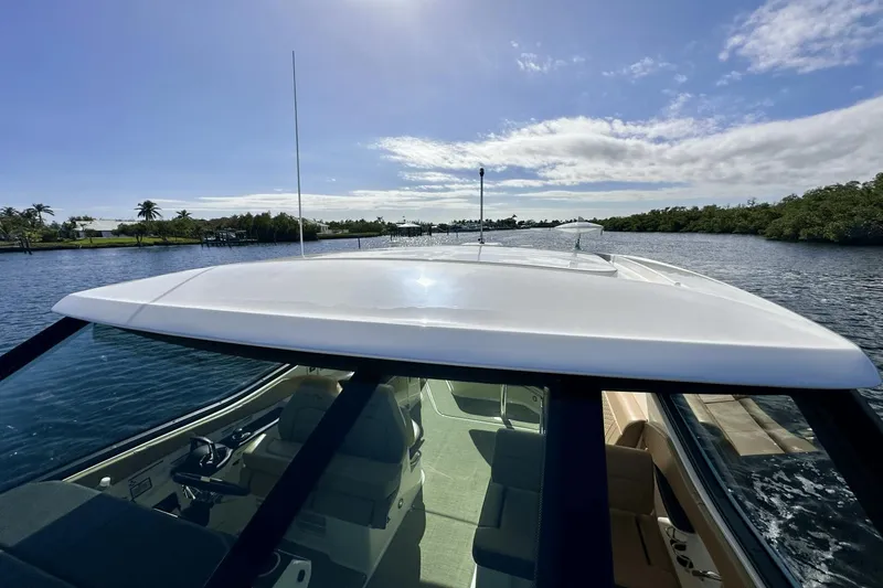 Slide: The Image of Sea Ray 320 Sundancer OB 2022 - 51