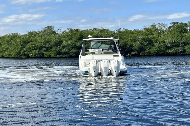 Slide: The Image of Sea Ray 320 Sundancer OB 2022 - 6