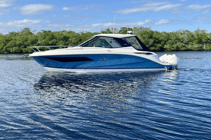 Slide: The Image of Sea Ray 320 Sundancer OB 2022 - 8