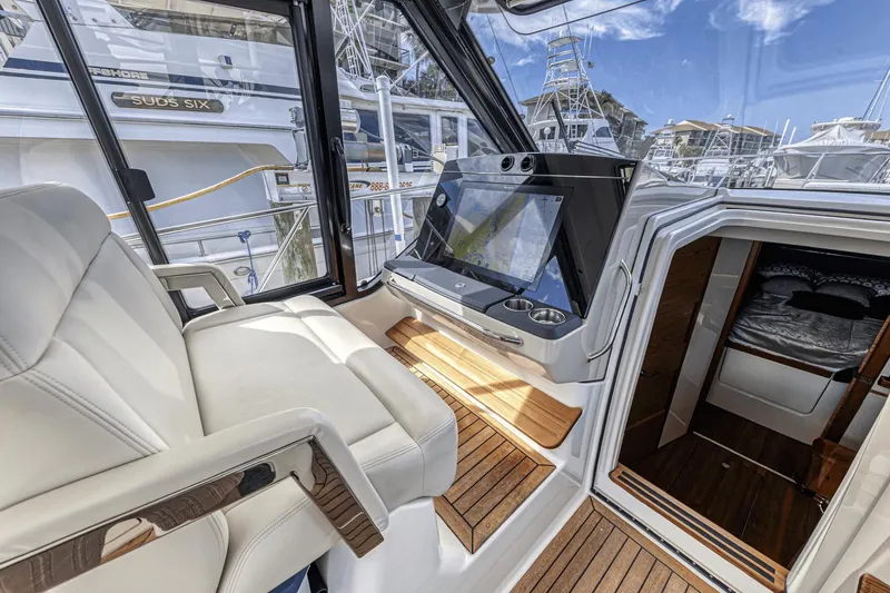 Slide: The Image of Boston Whaler 405 Conquest 2023 - 20