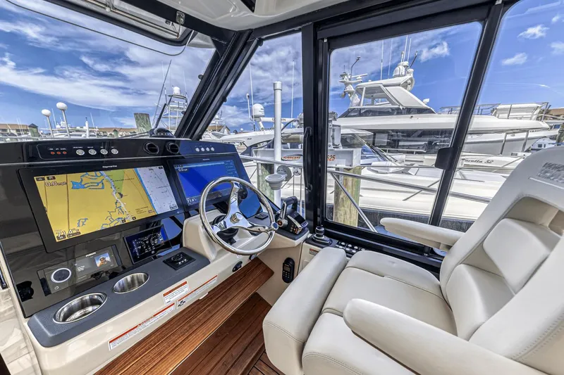 Slide: The Image of Boston Whaler 405 Conquest 2023 - 27