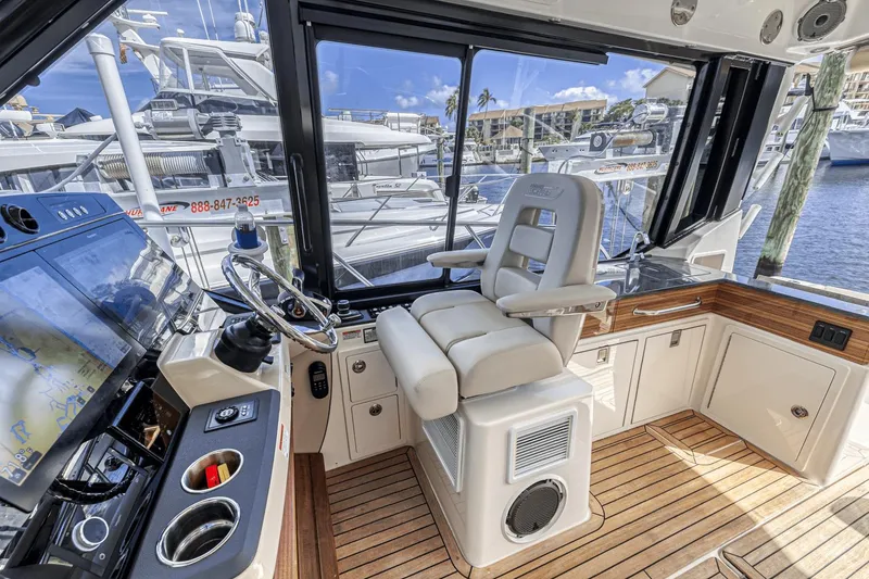 Slide: The Image of Boston Whaler 405 Conquest 2023 - 33