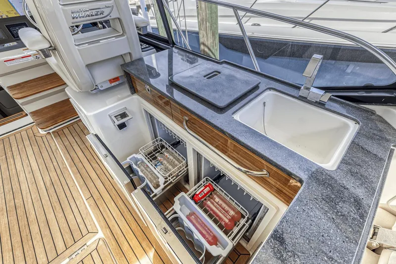 Slide: The Image of Boston Whaler 405 Conquest 2023 - 35