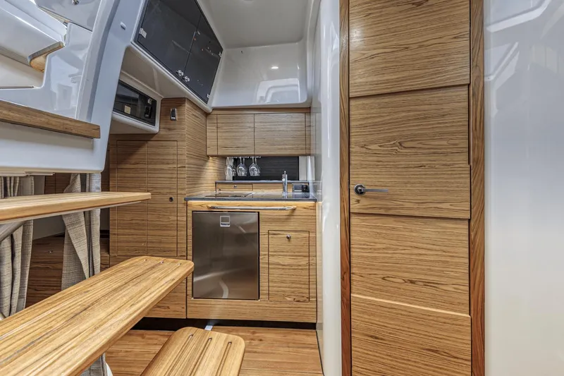 Slide: The Image of Boston Whaler 405 Conquest 2023 - 54