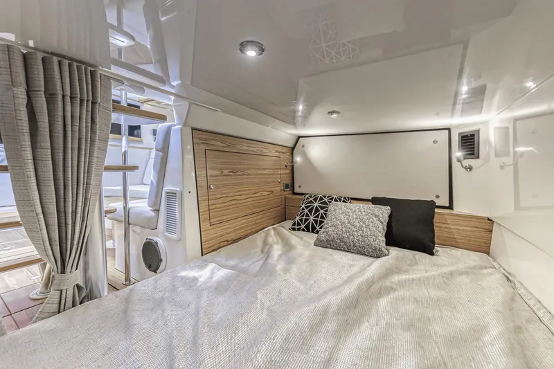 Slide: The Image of Boston Whaler 405 Conquest 2023 - 65