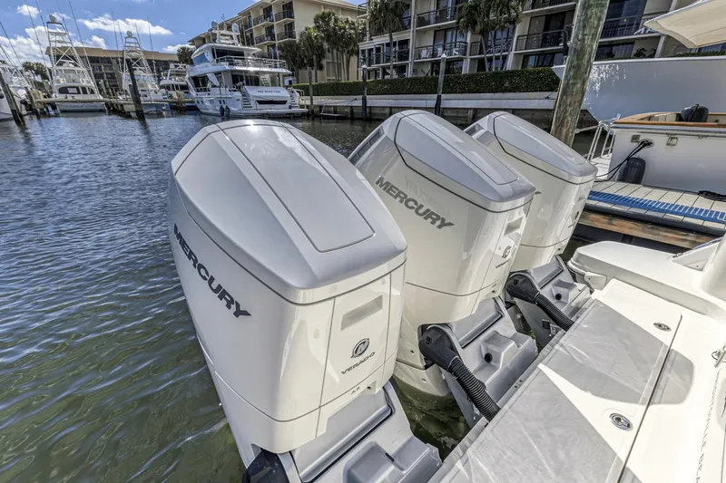 Slide: The Image of Boston Whaler 405 Conquest 2023 - 82