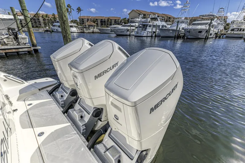 Slide: The Image of Boston Whaler 405 Conquest 2023 - 83