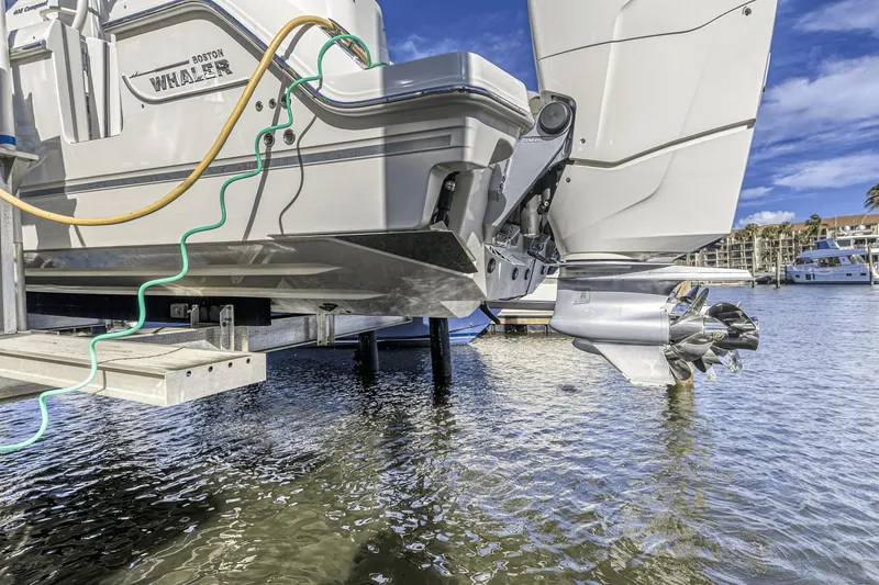 Slide: The Image of Boston Whaler 405 Conquest 2023 - 89