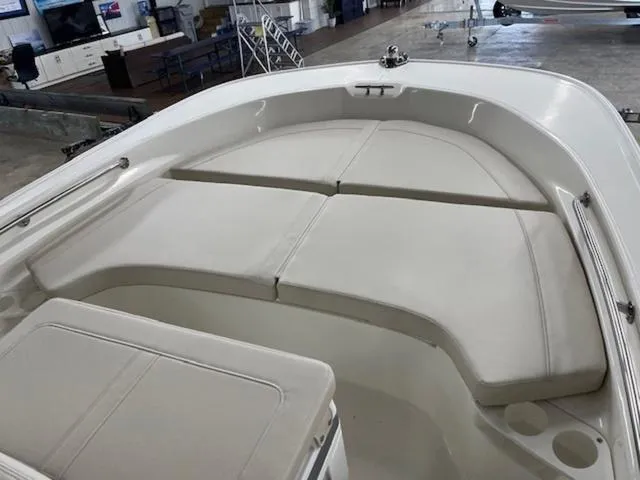 Slide: The Image of Boston Whaler 190 Montauk 2025 - 5