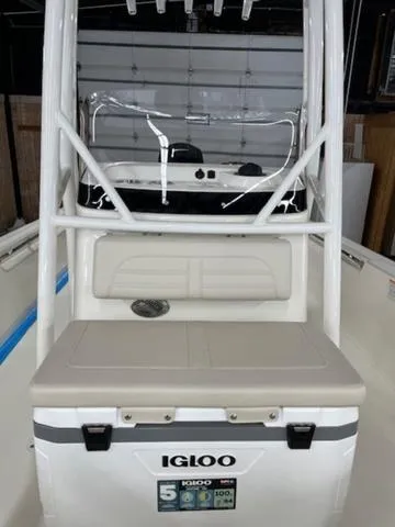 Slide: The Image of Boston Whaler 190 Montauk 2025 - 6