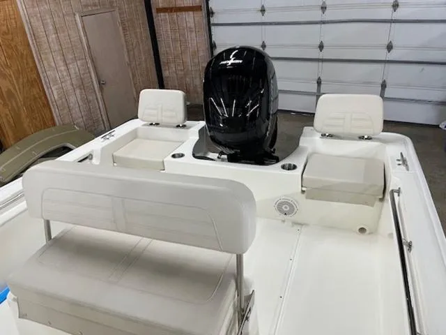 Slide: The Image of Boston Whaler 190 Montauk 2025 - 7