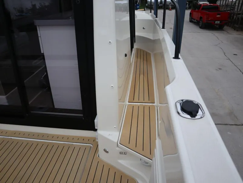 Slide: The Image of Bayliner T29 Explorer 2025 - 12