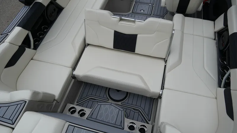 Slide: The Image of MasterCraft XT23 2025 - 17