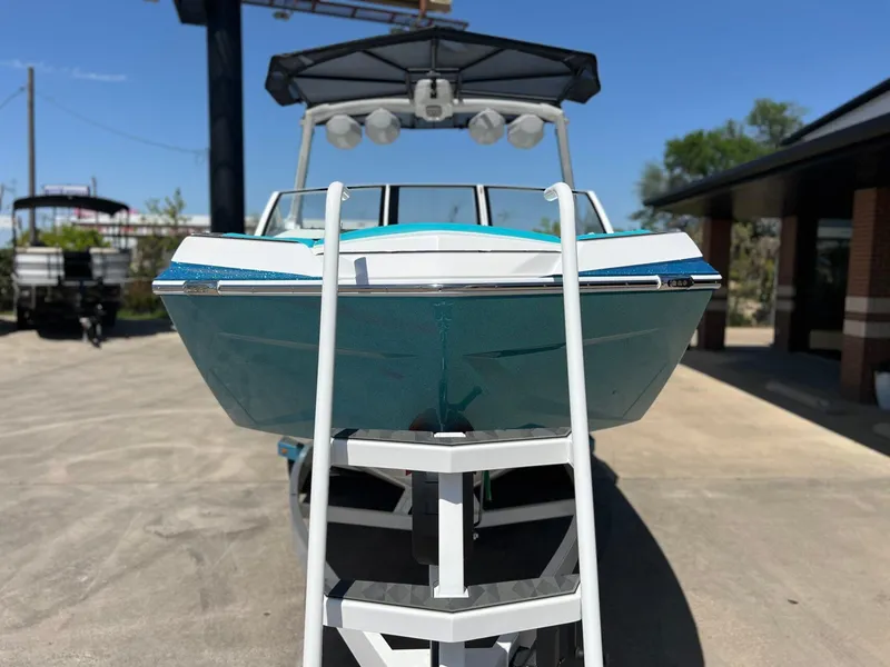 Slide: The Image of Tigé Ultré 25ZX 2025 - 10