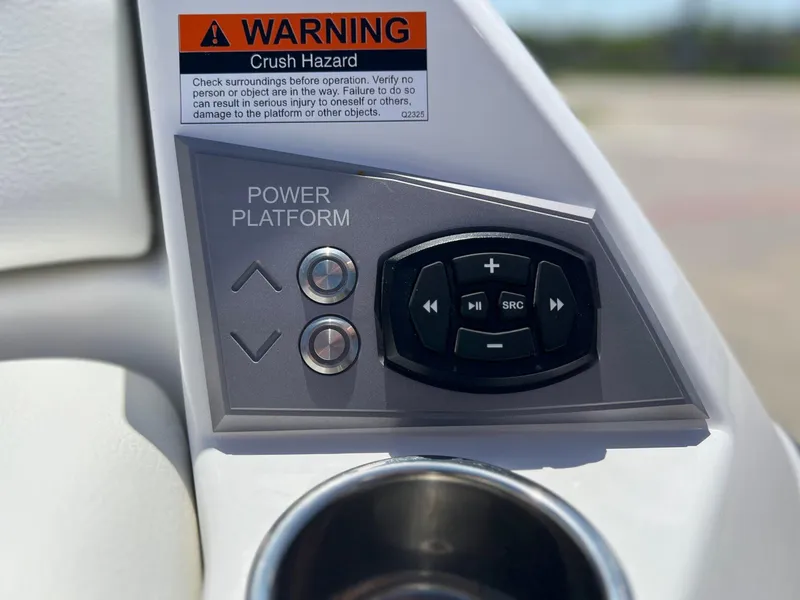 Slide: The Image of Tigé Ultré 25ZX 2025 - 13