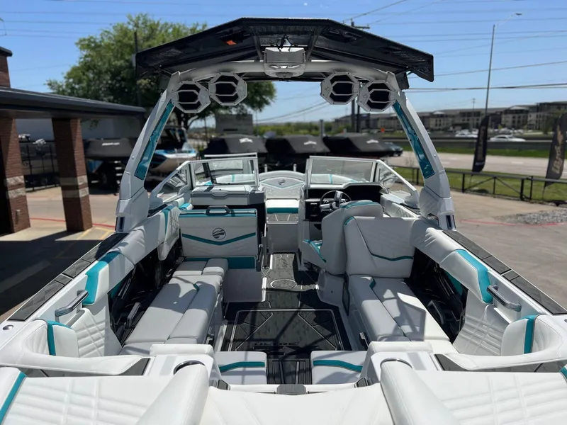 Slide: The Image of Tigé Ultré 25ZX 2025 - 14