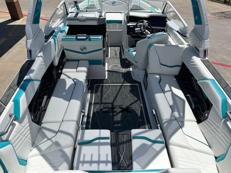 Slide: The Image of Tigé Ultré 25ZX 2025 - 15