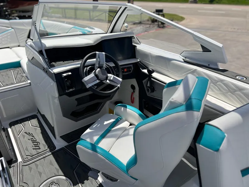 Slide: The Image of Tigé Ultré 25ZX 2025 - 16