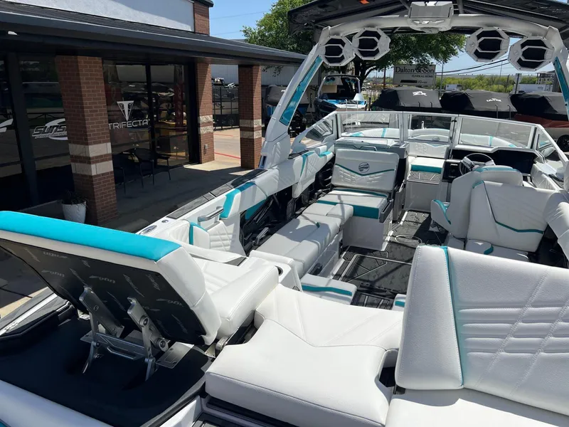 Slide: The Image of Tigé Ultré 25ZX 2025 - 17