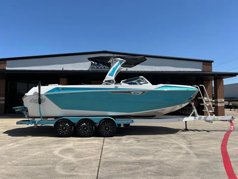 Slide: The Image of Tigé Ultré 25ZX 2025 - 2