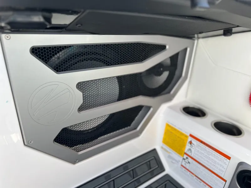 Slide: The Image of Tigé Ultré 25ZX 2025 - 20