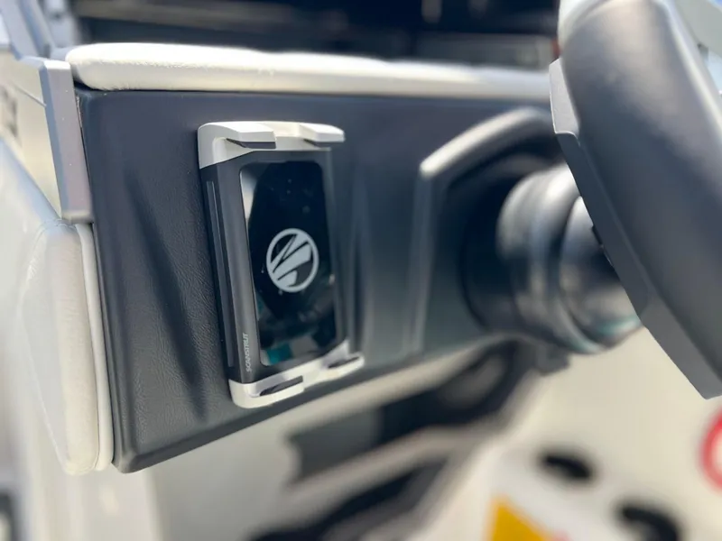 Slide: The Image of Tigé Ultré 25ZX 2025 - 21