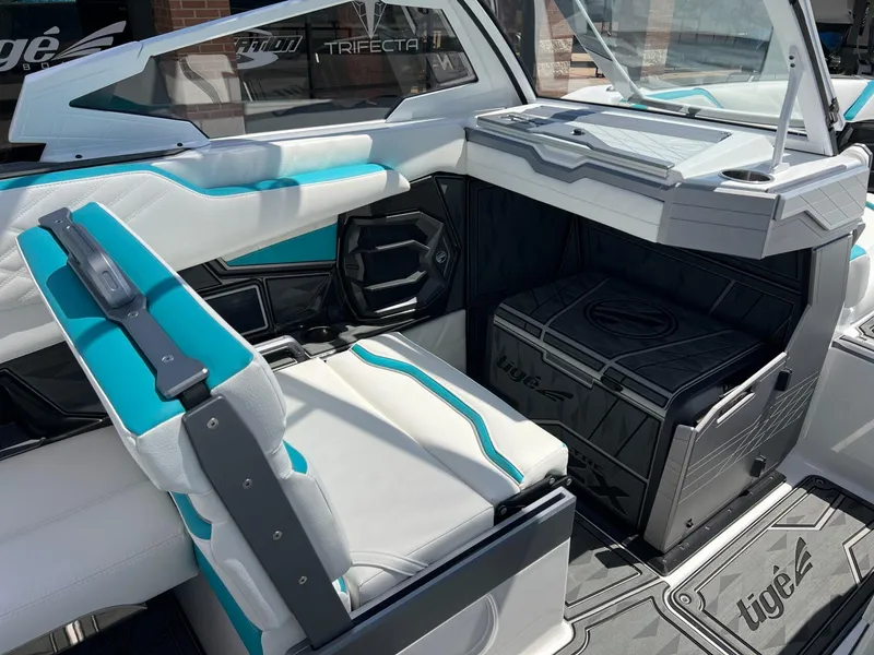 Slide: The Image of Tigé Ultré 25ZX 2025 - 22