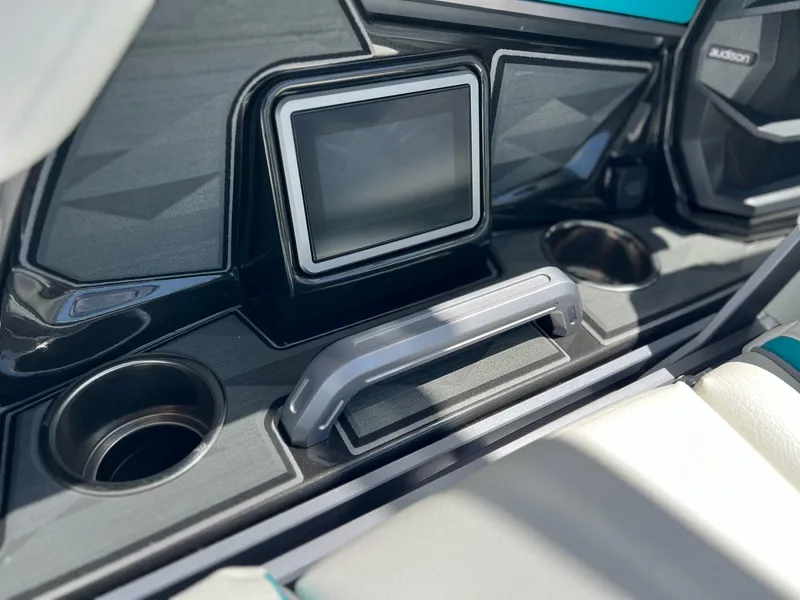 Slide: The Image of Tigé Ultré 25ZX 2025 - 24