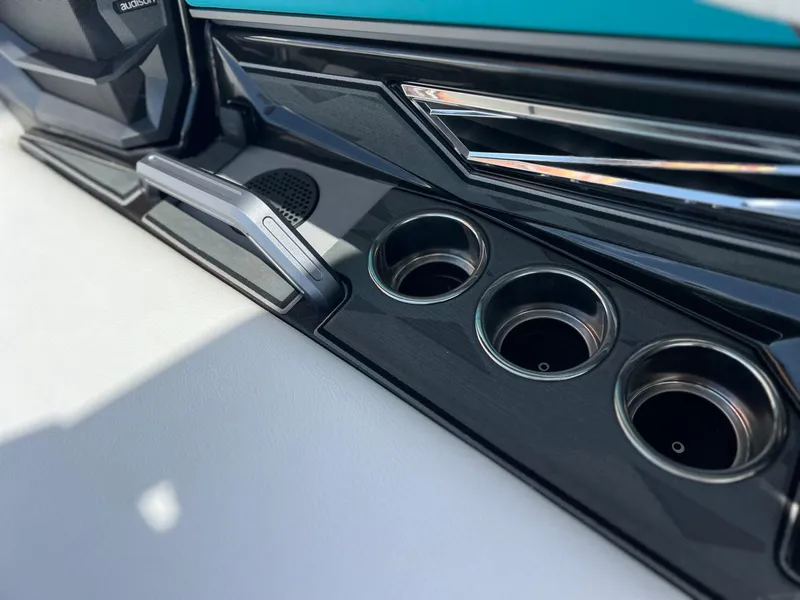 Slide: The Image of Tigé Ultré 25ZX 2025 - 26