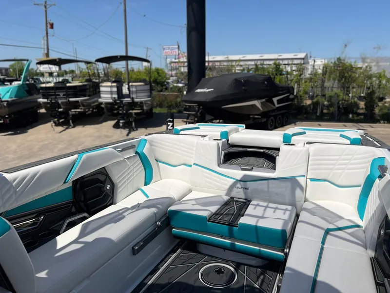 Slide: The Image of Tigé Ultré 25ZX 2025 - 27