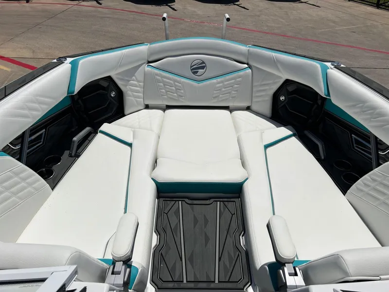 Slide: The Image of Tigé Ultré 25ZX 2025 - 31