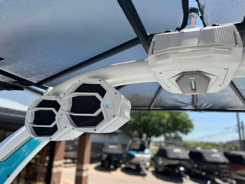 Slide: The Image of Tigé Ultré 25ZX 2025 - 34