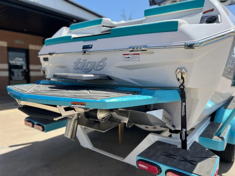 Slide: The Image of Tigé Ultré 25ZX 2025 - 4